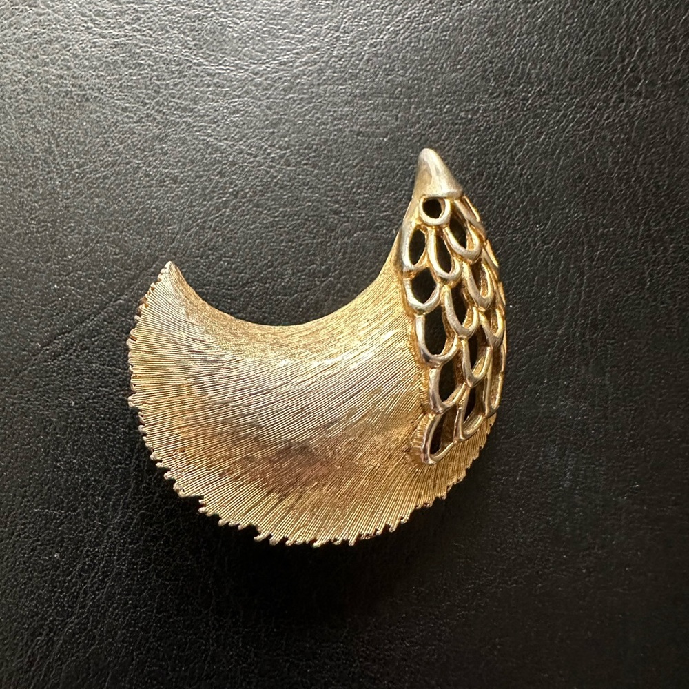 Vintage Signed JJ Textured Gold Tone Crescent Leaf Feather Pin Brooch